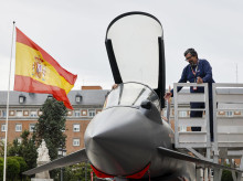Un ciudadano se sube a la cabina del Eurofighter