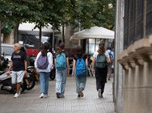 (Foto de ARCHIVO)
Varios niñas con mochilas a la salida del colegio Pia Balmes, en Barcelona, Catalunya (España)