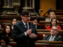 El presidente de la Generalitat, Salvador Illa, se dirige a la diputada de Junts, Mònica Sales, durante la sesión de control en el Parlament