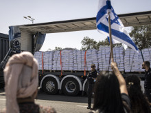 Manifestantes israelíes de derechas señalan un camión durante una protesta para impedir la entrada de ayuda humanitaria a Gaza en el cruce de Kerem Shalom
