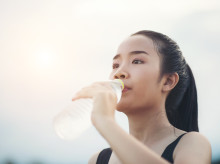 Una mujer bebiendo agua