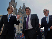 El gobernador del Banco de España, José Luis Escrivá (c) junto al presidente de los empresarios gallegos, Juan Manuel Vieites (d) y el conselleiro de Hacienda de la Xunta, Miguel Corgos