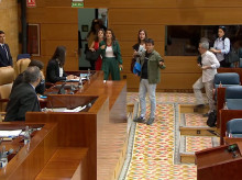 Momento de la bronca en la Asamblea de Madrid