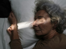 Una mujer mayor, durmiendo