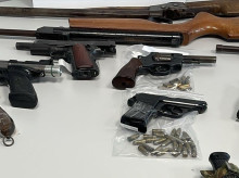 Parte de las armas localizadas en la entrada y registro

REMITIDA / HANDOUT por MOSSOS D'ESQUADRA
Fotografía remitida a medios de comunicación exclusivamente para ilustrar la noticia a la que hace referencia la imagen, y citando la procedencia de la imagen en la firma
23/5/2025