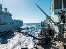 La fragata española Méndez Núñez participa en una maniobra de doble reabastecimiento en un grupo de combate de la OTAN