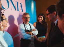 En el centro, Joan Roca, durante el acto en Tokio