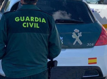 Un agente de la Guardia Civil de espaldas y junto a un vehículo oficial del cuerpo

GUARDIA CIVIL
11/6/2021