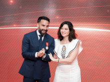La presidenta de la Comunidad de Madrid, Isabel Díaz Ayuso, junto al futbolista español Daniel Carvajal