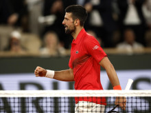 Novak Djokovic celebra su victoria ante Mackenzie McDonald