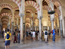 Turistas en el interior de la la Mezquita-Catedral de Córdoba