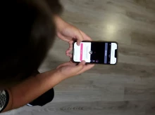 Un joven consulta su teléfono móvil