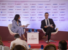 El director comercial de Defensa de Indra, junto a la periodista de El Debate, Ana Martín, en la III Jornada de Defensa de El Debate