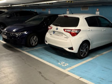 Los coches de gasolina aparcan tranquilamente en la zona reservada a eléctricos en este parking