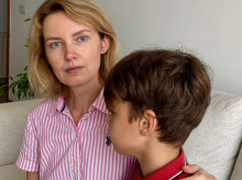 Imagen del alumno afectado junto a su madre