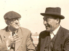 El escritor Josep Pla (dcha), junto a Manuel Brunet