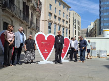 El cardenal Omella posa con parte del equipo directivo de Cáritas Barcelona, este jueves