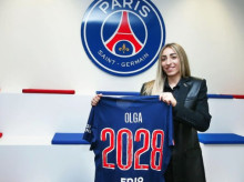 Olga Carmona posa como nueva jugadora del PSG