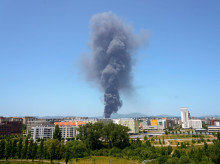 Llamaradas de varios metrios en el incendio de la fábrica de LEA en Vitoria