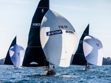 El Joy (FIN 36) compitiendo en Sanxenxo por delante del Titia (ESP 72) y del Bribon (ESP 16)