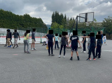 Inmigrantes paseando por el patio del colegio Trisquel