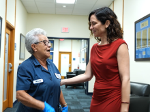 Isabel Díaz Ayuso con una trabajadora cubana en Miami
