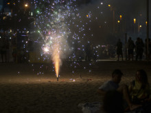 Una fuente pirotécnica, durante la verbena de San Juan en Barcelona, este lunes