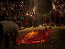 Tradicional paso del fuego en San pedro Manrique