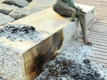 Destrozos en la escultura de Anís del Mono, en Badalona