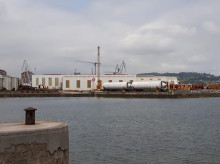 El Tallerón de Duro Felguera desde la playa de Poniente