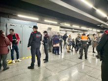 (Foto de ARCHIVO)
Dispositivo de Mossos d'Esquadra en el metro de Barcelona para evitar robos y hurtos

REMITIDA / HANDOUT por MOSSOS D'ESQUADRA
Fotografía remitida a medios de comunicación exclusivamente para ilustrar la noticia a la que hace referencia la imagen, y citando la procedencia de la imagen en la firma
30/1/2025
