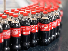 Botellas de Coca Cola en una fábrica de la compañía