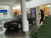 En su día fue coche de representación de ministros y presidentes