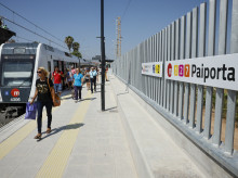 Varias personas transitan por la estación de Paiporta este viernes en el que entra en funcionamiento el tramo València Sud-Castelló de Metrovalencia, en la zona cero de la dana, ocho meses después de las inundaciones y tras los trabajos de reconstrucción que han tenido un presupuesto de 140 millones de euros.