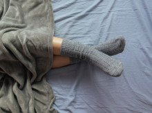 Una persona durmiendo con calcetines