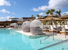 La piscina infinita es una de las grandes atracciones de este hotel