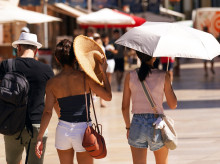 Imágenes de personas por las calles de Málaga en plena ola de calor