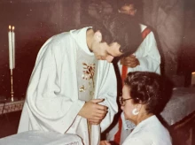 La madre de Robert Prevost besa las manos de su hijo el día de su ordenación como sacerdote agustino,
