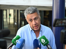 El alcalde de Badalona y presidente del congreso nacional del PP Xavier García Albiol, a su llegada a la segunda jornada del Congreso del partido, en la que Feijóo será reelegido presidente de la formación y en la que se aprobarán las dos ponencias, la hoja de ruta del partido de cara a la conquista de La Moncloa, este sábado. EFE/ Fernando Villar