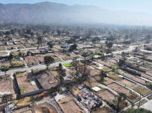 Vista aérea de propiedades despejadas de los escombros del incendio forestal Eaton el 3 de julio de 2025 en Altadena, California