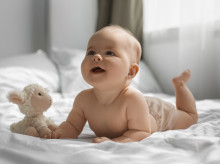 Bebe con peluche