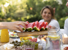 Un grupo de personas tomando fruta