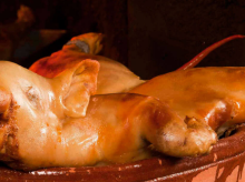 Plato de cochinillo elaborado en Casa Duque