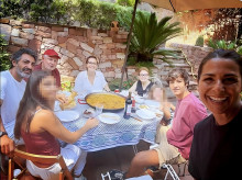 Nuria Roca y Juan del Val, con su familia, en Valencia