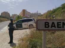 Agentes de la Guardia Civil de patrulla en Baena