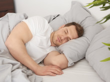 Un hombre durmiendo