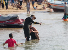 Una mujer se baña en el mar con un burkini