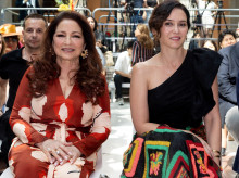 La cantante Gloria Estefan (i) y la presidenta de la Comunidad de Madrid, Isabel Díaz Ayuso (d), durante la presentación de la programación de Hispanidad 2025, en la Real Casa de Correos, a 17 de julio de 2025, en Madrid (España). Los actos por la festividad de la Hispanidad, cuyo día principal es el 12 de octubre, se celebran en Madrid del 3 al 12 de octubre con Argentina como país invitado.
Eduardo Parra / Europa Press
17/7/2025