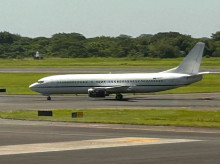 Boeing 737-4Y0 rodando después de aterrizar en el Aeropuerto Internacional San Oscar Romero en San Luis Talpa, El Salvador