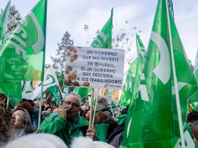 Decenas de personas durante una concentración, frente a la Dirección General de Muface de Madrid
